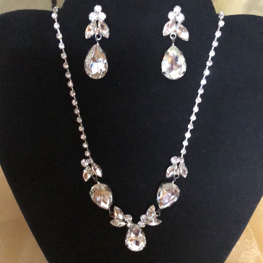 Clear Silver Bag-get & Pear Shape Crystals & Rhinestones
